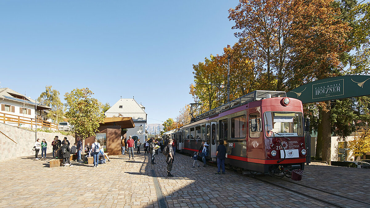 Passengers of the Renon/Ritten light railway at the Soprabolzano/Oberbozen station